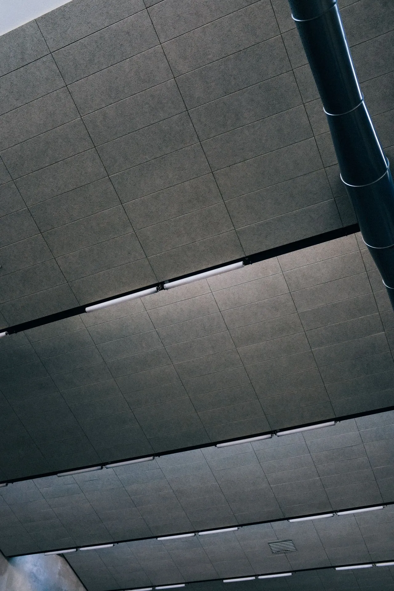 Soundproof ceiling tile system reducing echo and noise