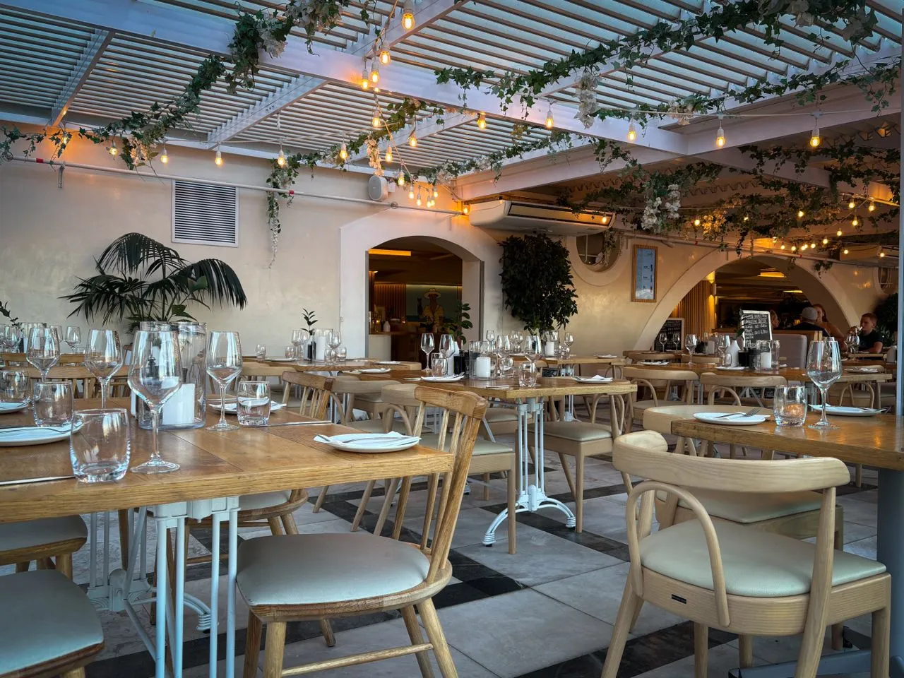 Decorative acoustic panels for restaurant soundproofing